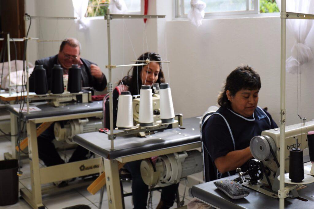 Taller de costura: la esperanza que hila vidas en Isla Mujeres