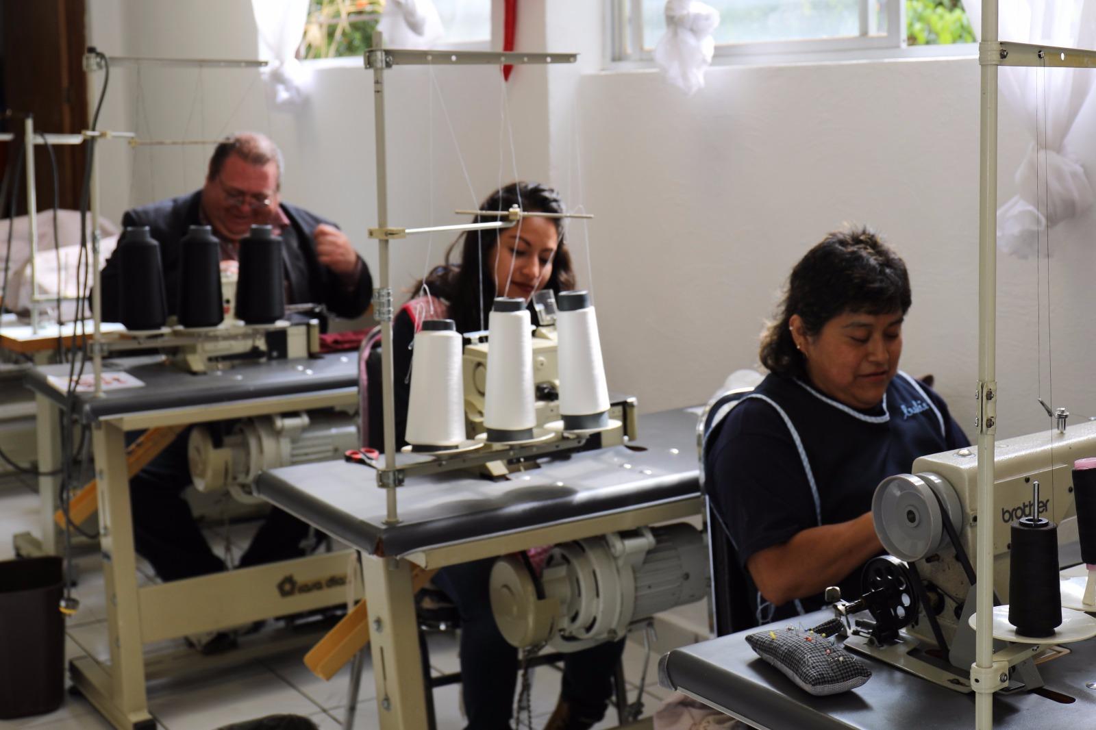 Taller de costura: la esperanza que hila vidas en Isla Mujeres