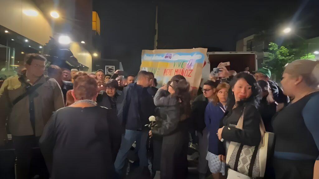 Velas y pancartas por Ximena y Pepe: adiós a funcionarios asesinados