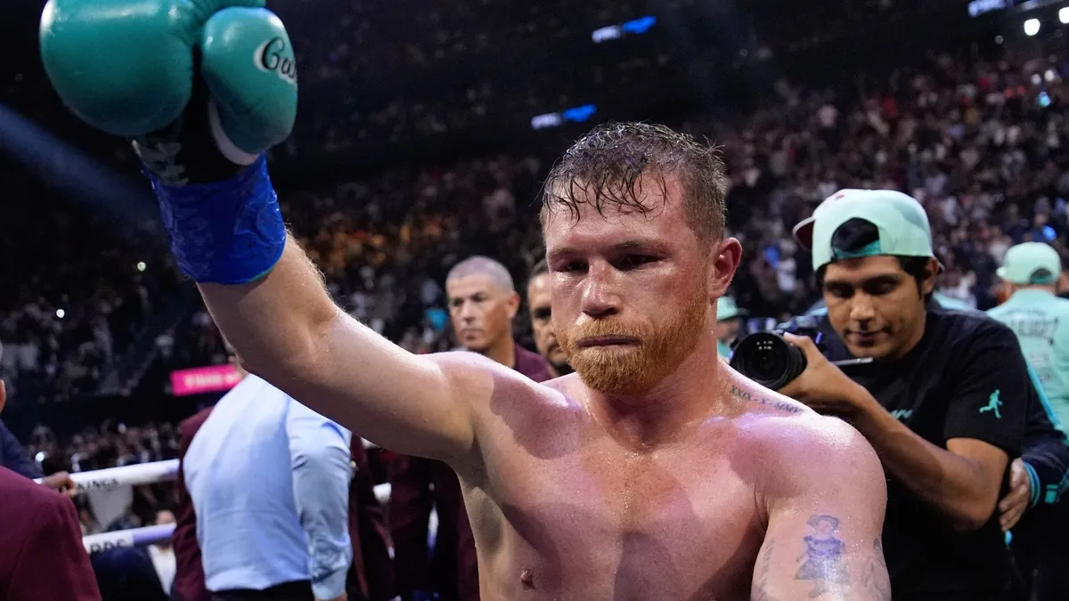 Canelo Álvarez reafirma su reinado: vence a Scull y unifica los títulos supermedianos
