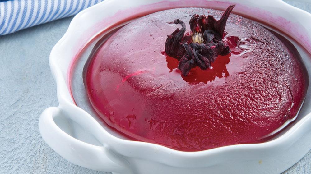 Colágeno: el secreto rejuvenecedor en esta gelatina de jamaica y matcha