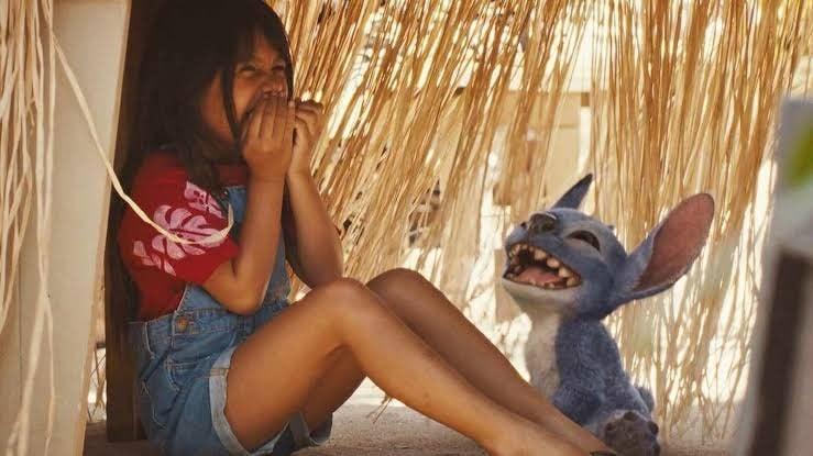 Lilo y Stitch abrazados, mostrando su vínculo especial