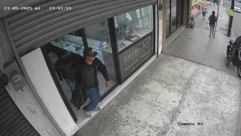 El reloj marcaba las 13:43 cuando el miedo se apoderó del centro de Monterrey Una joyería en Avenida Juárez fue el escenario de un asalto millonario que ya circula por redes sociales. La palabra "coordinación" cobra un nuevo significado tras ver el video de los tres delincuentes que, en menos de un minuto, se llevaron un botín de más de un millón 200 mil pesos en joyas de oro. La escena, digna de una película, revela mucho más que un simple robo. El asalto en video: segundo a segundo del atraco Precisión y violencia en plena luz del día Las cámaras de seguridad captaron el instante exacto: 13:43 horas del miércoles 21 de mayo. Dos hombres ingresan a la joyería. Uno empuña un arma; el otro, sus puños. Sin vacilar, amagan al encargado y a un cliente. El primero rompe los cristales del mostrador, el segundo hace lo mismo en otro estante. Su objetivo: llevarse las piezas de oro. El tercer hombre: pieza clave para la huida Fuera del local, un tercer cómplice los espera en una motocicleta. La escena, grabada desde distintos ángulos, muestra cómo la fuga fue tan meticulosamente planeada como el robo. "Fue todo muy rápido, no nos dio tiempo ni de reaccionar", relató uno de los empleados, cuya identidad se resguarda por seguridad. Reacción inmediata, pero sin resultados Autoridades activan protocolos Una vez que los ladrones huyen, los empleados alertan a las autoridades. La Policía Municipal y agentes ministeriales llegan en minutos. Se recaban pruebas, se revisan videos, pero hasta ahora no hay detenidos. Monto no confirmado, pero el impacto es claro Aunque oficialmente no se ha confirmado el valor del robo, fuentes cercanas estiman que el botín supera el millón 200 mil pesos, en piezas de oro de distintas formas y tamaños. Asaltos a joyerías: un patrón creciente Monterrey no es un caso aislado Este tipo de atracos han aumentado en los últimos años. La combinación de acceso fácil, productos de alto valor y baja seguridad ha convertido a las joyerías en blancos frecuentes. En 2023, se registraron más de 50 asaltos a joyerías en el país. En Nuevo León, la cifra ha crecido un 25% respecto a 2022. El papel de las redes sociales Las imágenes virales no solo documentan el crimen, también presionan a las autoridades. La opinión pública exige resultados rápidos, especialmente cuando el material es tan claro como en este caso. ¿Estamos preparados para enfrentar este tipo de delitos? Este asalto expone una realidad: la delincuencia organizada se adapta, evoluciona y planea con inteligencia. Mientras tanto, muchos comercios siguen sin protocolos de seguridad adecuados. ¿Será necesario repensar la estrategia de seguridad urbana? El futuro de la seguridad en Monterrey depende de las respuestas que se den hoy.
