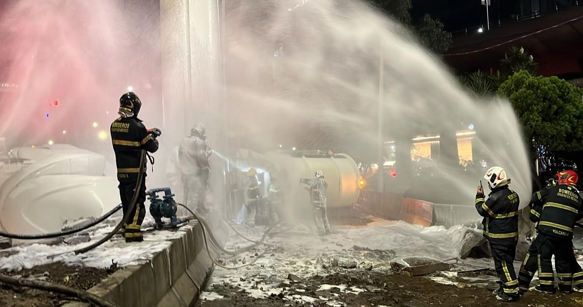 Caos en Periférico: Pipa choca contra puente en Iztapalapa