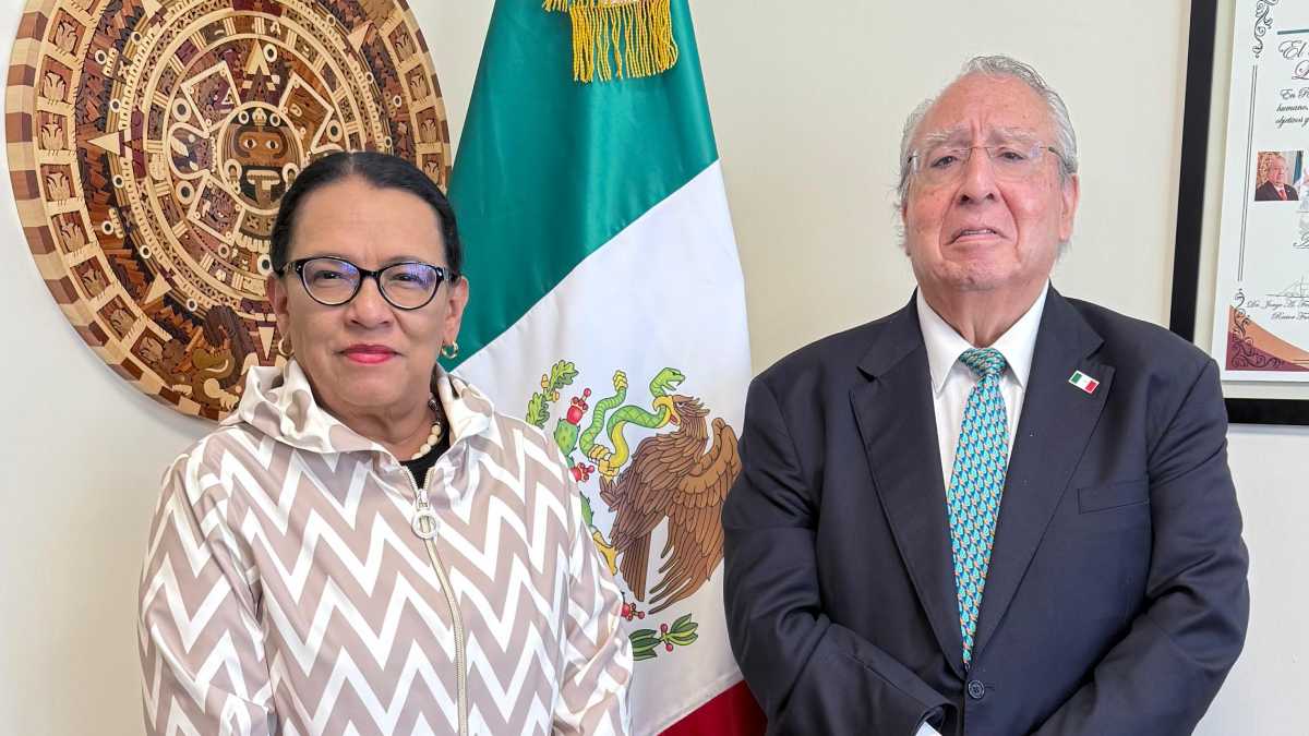 Papa León XIV en México: Rosa Icela le entrega invitación personal