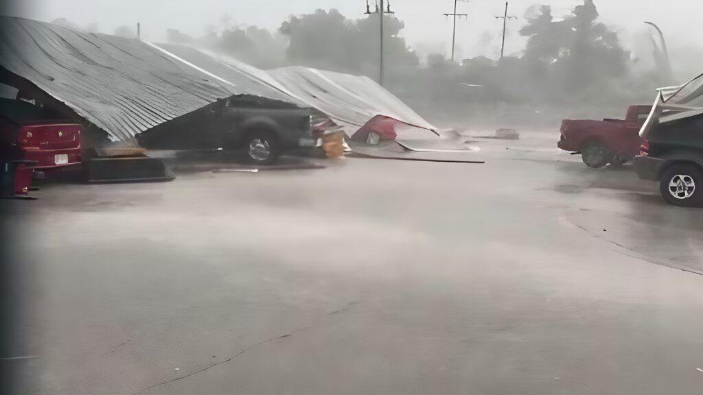 Lluvias torrenciales causan colapso de techo en Sabinas Hidalgo