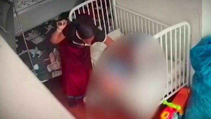 Niñera arrestada tras impactante video de agresiones a 3 hermanitos