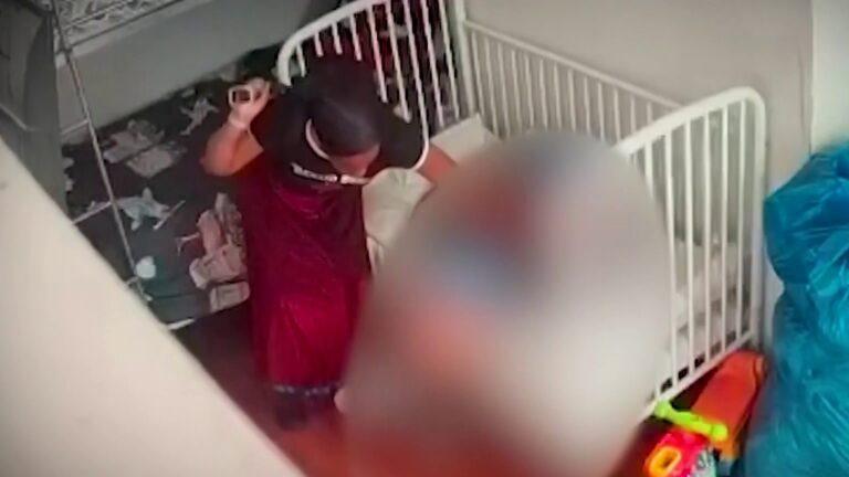 Niñera arrestada tras impactante video de agresiones a 3 hermanitos