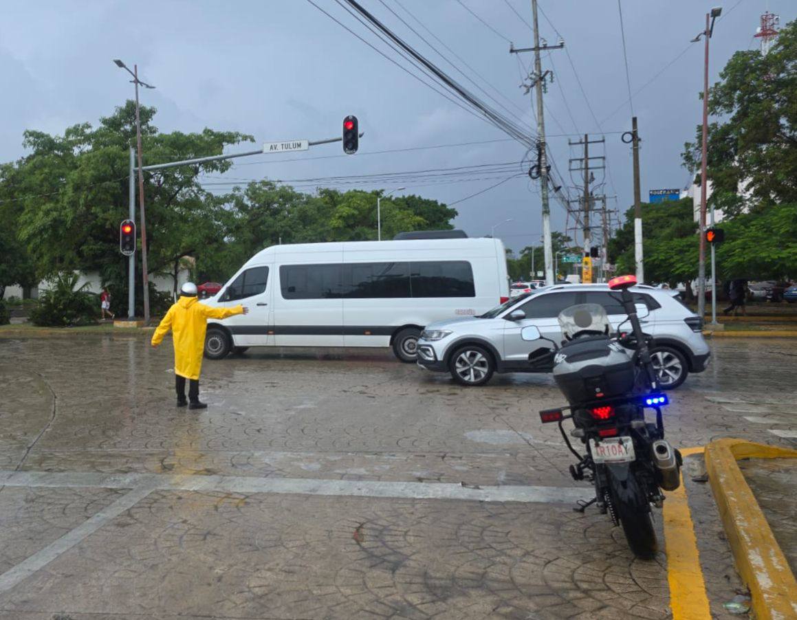 ¡Alerta vial en Cancún! Lluvias torrenciales exigen máxima precaución