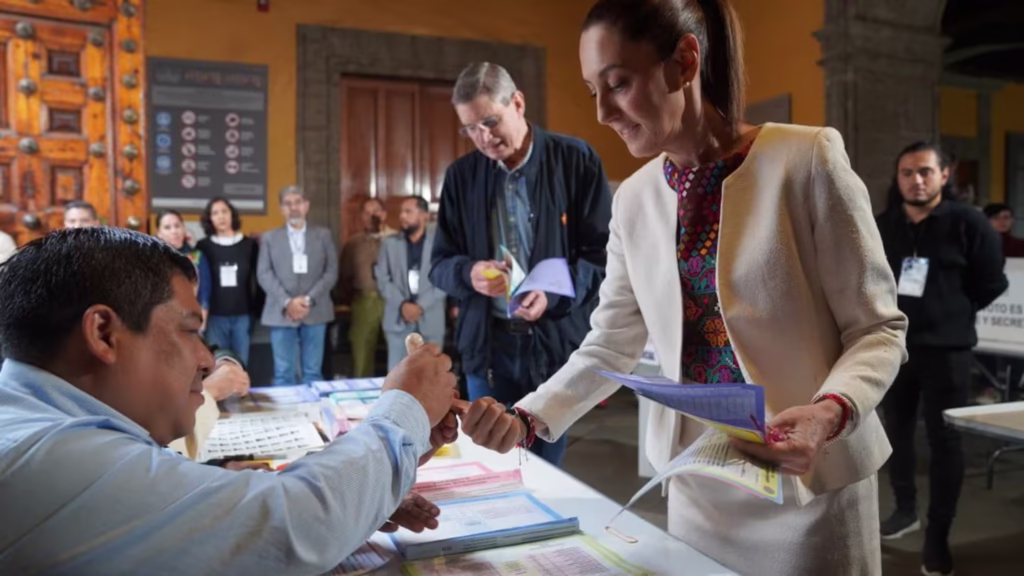 Sheinbaum vota: ¿Qué significa su mensaje de "viva la democracia"?