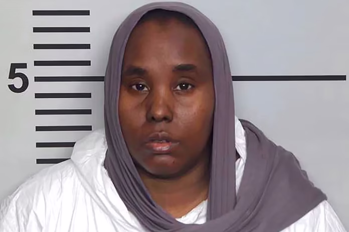 Intenta madre matar hija martillo en Kentucky