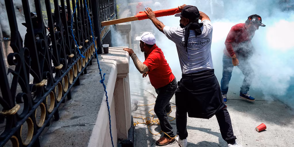 Sheinbaum exige deslinde tras intento de portazo CNTE en Segob