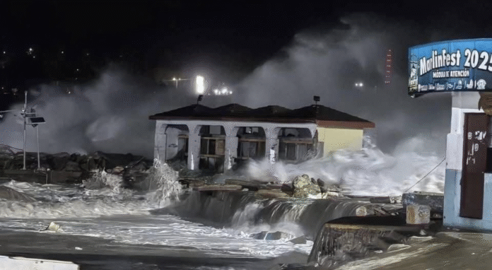Huracán Erick impacta Oaxaca llueve con furia y avanza a Guerrero Huracán Erick impacta Oaxaca: llueve con furia y avanza a Guerrero