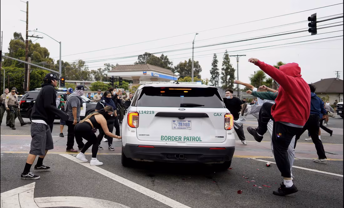 Redadas en los ángeles: bandera mexicana ondea entre el fuego y el caos