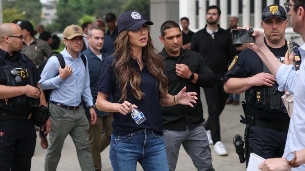 Kristi Noem hospitalizada: Reacción alérgica la envía a urgencias