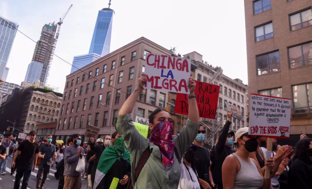 El Gobierno de Donald Trump ha cambiado abruptamente el enfoque de su campaña de deportaciones masivas. Así lo reportó esta noche The New York Times, indicando que funcionarios del Servicio de Inmigración y Control de Aduanas (ICE) recibieron órdenes de suspender las redadas en agricultura, hotelería y restaurantes. Un giro inesperado en la política migratoria de Trump Según The New York Times, la decisión sugiere que la magnitud de la campaña de deportaciones masivas está perjudicando a industrias que el Presidente no quiere perder. Esta nueva instrucción, reporta el diario, surge tras protestas en Los Ángeles contra las redadas y luego de que Trump hiciera una "inusual concesión" esta semana: que su represión estaba afectando a agricultores y negocios hoteleros estadounidenses. La orden fue enviada el jueves en un correo electrónico por un alto funcionario del ICE, Tatum King, a los líderes regionales del departamento conocido como Investigaciones de Seguridad Nacional. En el mensaje, citado por el Times, King escribió: "A partir de hoy, por favor, suspendan todas las investigaciones/operaciones de control en lugares de trabajo relacionados con la agricultura (incluyendo acuicultura y plantas empacadoras de carne), restaurantes y hoteles". El correo electrónico explicaba que las investigaciones relacionadas con "trata de personas, lavado de dinero y tráfico de drogas en estas industrias están permitidas". Sin embargo, indicaba, "crucialmente", que los agentes no debían realizar arrestos de "colaterales no delictivos", refiriéndose a personas indocumentadas sin constancia de haber cometido delito, según el diario. El Departamento de Seguridad Nacional confirmó la información. Tricia McLaughlin, su portavoz, dijo en un comunicado que seguirán "las instrucciones del Presidente" para "sacar de las calles de Estados Unidos a los peores delincuentes extranjeros ilegales". El impacto económico detrás del cambio Este cambio radical se relaciona directamente con las pérdidas que los sectores agrícola, de turismo y hotelería están resintiendo por la política migratoria. Medios estadounidenses han reportado que las redadas y deportaciones generalizadas han infundido temor en trabajadores y consumidores ilegales, lo que ha llevado a la pérdida de empleos. Miedo y contracción del consumo The Wall Street Journal señala que las deportaciones generalizadas han hecho que muchos latinos, incluso con estatus legal, teman ser detenidos. Afirma que muchos consumidores se están retirando de la vida pública, renunciando a sus compras habituales y a comer en restaurantes. Más allá del temor, la pérdida de empleos en sectores como la construcción ha dejado a los hispanos con menos dinero para gastar, a lo que se suma la inflación, reduciendo sus presupuestos. En Plum Grove, Texas, el temor generado por las redadas ha llevado a algunos padres a enviar a sus "hijos nacidos en Estados Unidos a comprar huevos, leche y otros productos básicos", de acuerdo con residentes y comerciantes citados por un diario estadounidense. Según un informe de la consultora global Challenger, Gray & Christmas, este año los despidos laborales han aumentado "hasta un 50 por" debido a ajustes económicos y políticos impulsados desde la llegada de Donald Trump. Las redadas del ICE también han ahuyentado a los trabajadores agrícolas de campos en el condado de Tulare, California, según informó LA Times, generando pérdidas importantes para el sector, ya que casi la mitad de los más de 850 mil trabajadores agrícolas en EU son indocumentados, según estimaciones del Departamento de Agricultura. El turismo también sufre las consecuencias Al igual que la agricultura y el comercio, el turismo ha sido golpeado por las políticas de Trump, revela la encuesta sobre intenciones de viaje de abril de Conference Board of Canada. Esta mostró que solo el 27 por ciento de los canadienses encuestados considera viajar a Estados Unidos en los próximos años, una cifra inferior al 50 por ciento del mismo estudio del año pasado. Datos de la Administración de Comercio Internacional, una agencia dependiente del Departamento de Comercio, muestran que el número de visitantes extranjeros cayó un 12 por ciento comparado con el mismo periodo del año pasado. Analistas consultados por The Washington Post afirman que informes de detenciones y deportaciones, incluyendo el encierro de turistas europeos, han sembrado temor a malas experiencias en la frontera. De continuar, estiman, la caída en viajes y turismo podría representar una pérdida proyectada de 9 mil millones de dólares. Este cambio en la política de detenciones llega apenas horas antes de una gran manifestación contra las políticas antimigratorias de Trump en Estados Unidos.