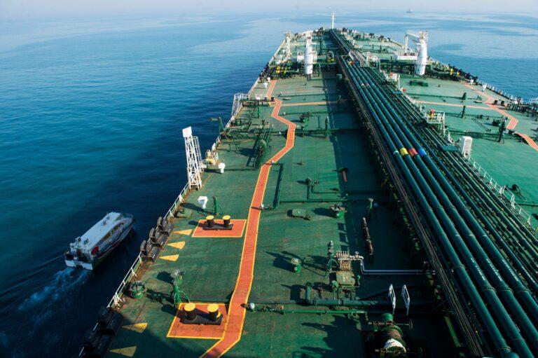 Riesgo en Ormuz golpea precio petróleo mundial