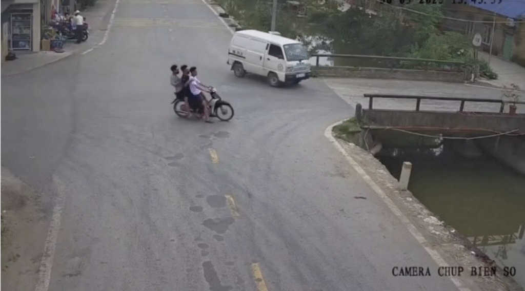 Adolescente escapa de milagro Accidente en moto vietnam