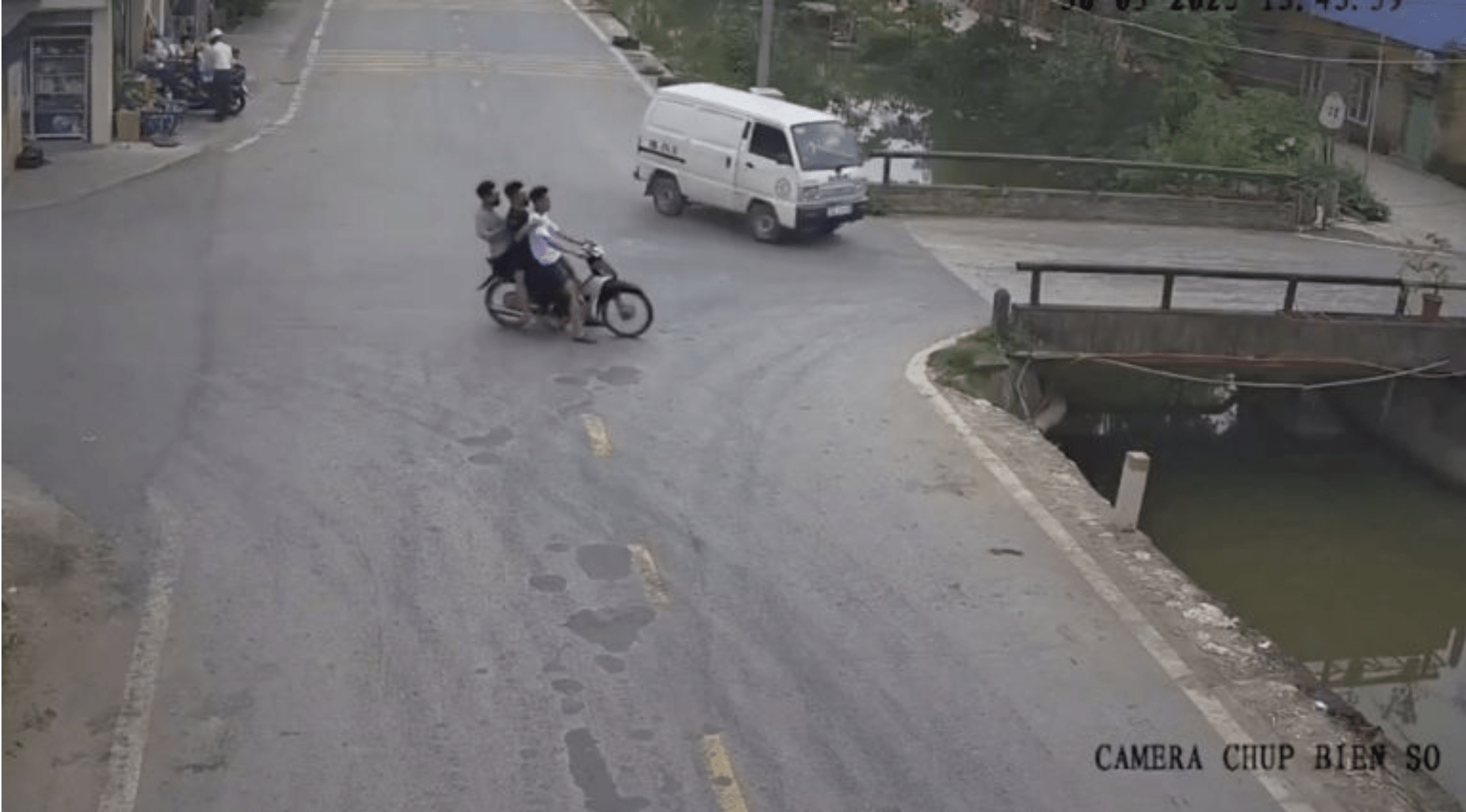 Adolescente escapa de milagro: ¡Accidente en moto captado en video!