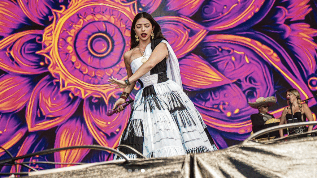 Ángela Aguilar y Nodal: Ojos de amor y fans en California