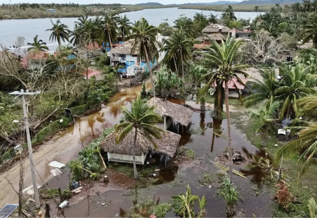 Huracán Erick devasta Chacahua: Familias piden apoyo