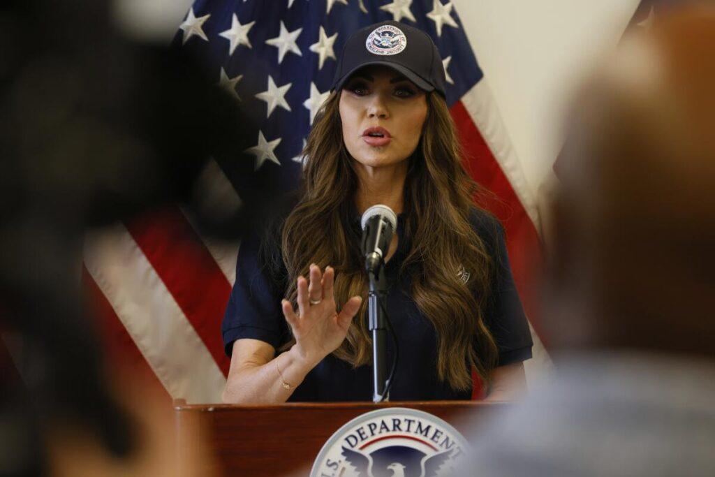 Secretaria del Departamento de Seguridad Nacional hospitalizada tras visita