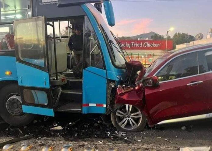 Camioneta vuela en choque carril Mexibús; auto huye