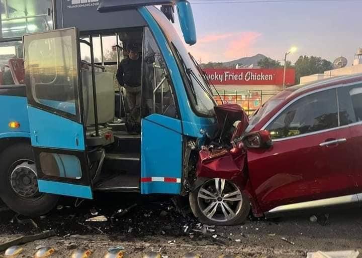 Camioneta vuela en choque carril Mexibús; auto huye