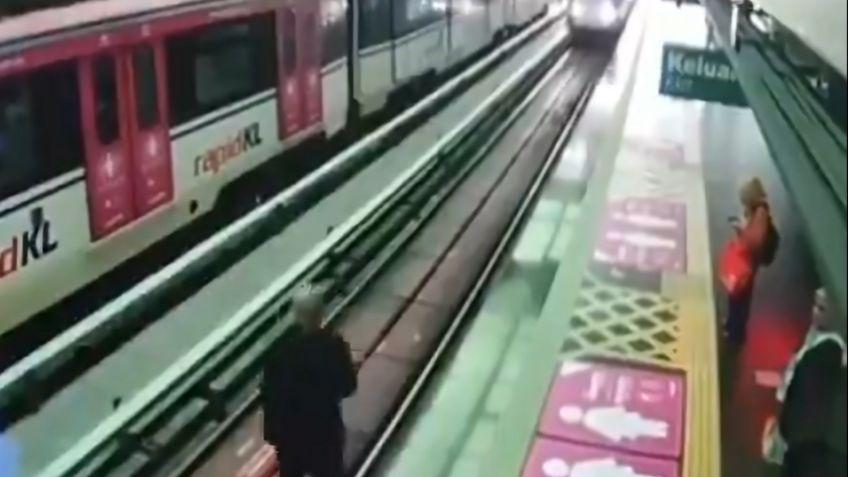 Cae a las vías del tren y muere en segundos: Video capta el fatal error
