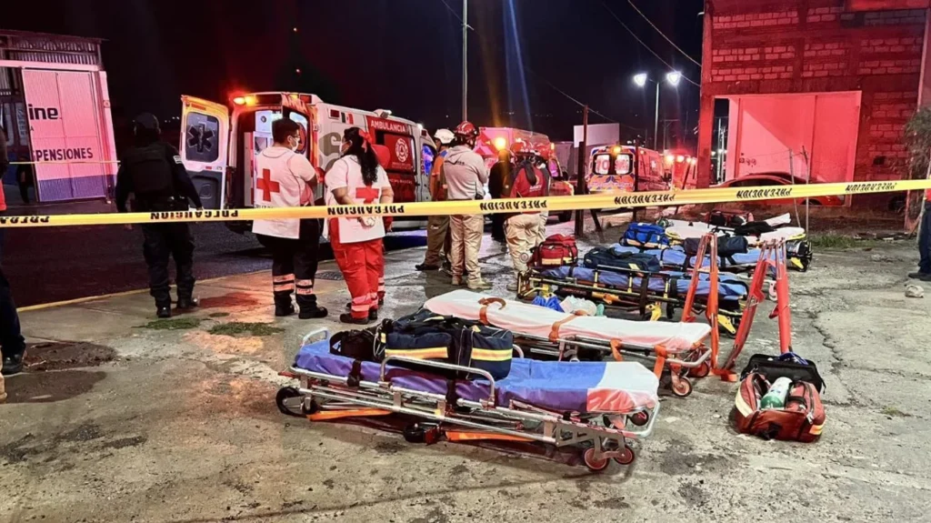 Un devastador incendio en una clínica de rehabilitación en San José Iturbide, Guanajuato, cobró la vida de doce personas y dejó cinco heridos, según informó la fiscalía estatal. El siniestro levanta interrogantes sobre la seguridad en este tipo de centros y la posible implicación de grupos criminales. Tragedia en san josé iturbide El incendio, ocurrido la madrugada de este domingo en una clínica de rehabilitación en San José Iturbide, Guanajuato, dejó un saldo de doce muertos y cinco lesionados. La fiscalía estatal ha iniciado una investigación para determinar las causas del siniestro. Detalles del incidente El incendio se originó en un dormitorio que estaba cerrado por fuera, según agentes de investigación criminal y peritos de la fiscalía estatal. Al momento del incendio, había 23 personas en la clínica. Tres internos que resultaron ilesos se reportan como "no localizados"*. Investigación en curso La fiscalía está trabajando para identificar a las víctimas y determinar la causa del incendio. "La identidad del responsable aún no ha sido determinada. Se investiga si se encuentra entre los fallecidos, lesionados o personas ilesas", señaló la fiscalía. Contexto de violencia Los ataques a centros de atención de personas con adicciones en México suelen ser perpetrados por cárteles del narcotráfico, quienes buscan reclutar a los pacientes. Aquellos que se resisten son ejecutados por los sicarios. Antecedentes En abril, un ataque armado contra una clínica de rehabilitación en el estado de Sinaloa dejó nueve personas fallecidas y cinco heridas. Guanajuato: un estado en disputa Guanajuato es un importante centro industrial, pero la región es sacudida por la violencia debido a enfrentamientos entre el Cártel Jalisco Nueva Generación y el grupo Santa Rosa de Lima. En 2024, fue el estado con mayor número de homicidios (3.151), según cifras oficiales. El trágico incendio en Guanajuato pone de manifiesto la vulnerabilidad de las clínicas de rehabilitación en un contexto de violencia y la necesidad de reforzar la seguridad en estos centros. ¿Qué medidas se tomarán para evitar que tragedias como esta se repitan?