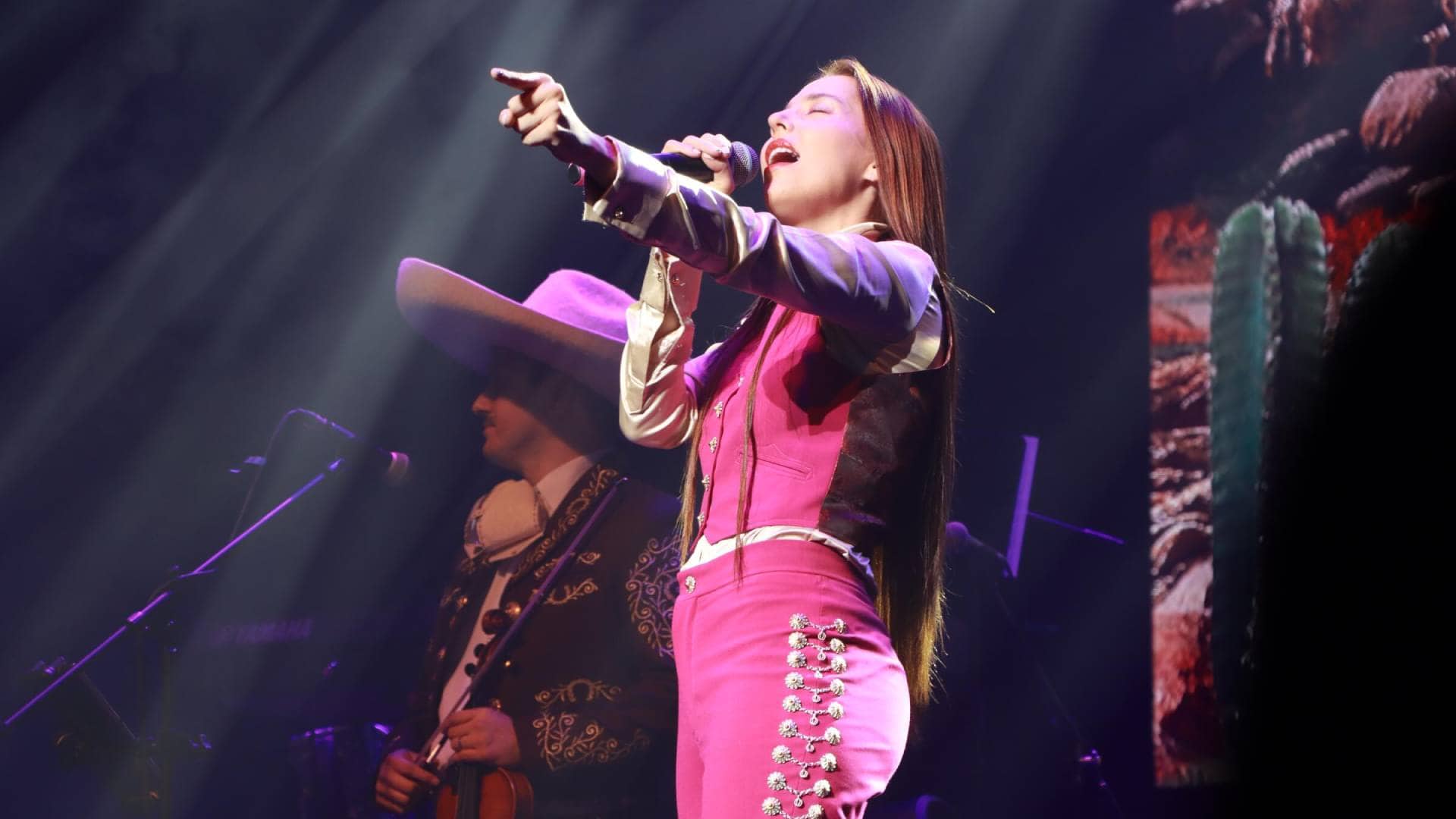 Majo Aguilar pospone concierto en San Antonio por redadas