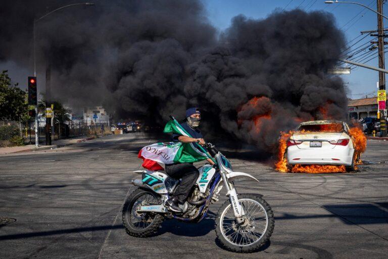 motociclista con bandera mexicana