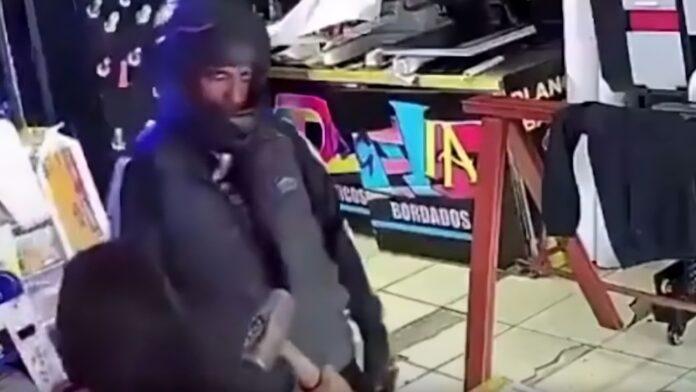 Video viral: mujer enfrenta asaltante con mazo en Xochimilco Video viral: mujer enfrenta asaltante con mazo en Xochimilco