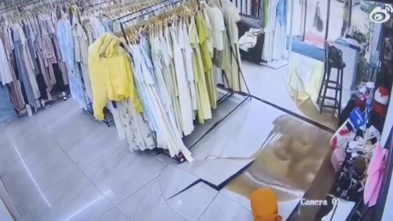 Inundación por tubería en Nanjing: caos en tienda de ropa en China