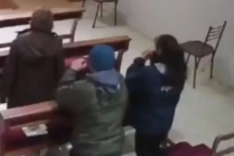 Robo en iglesia Santa Fe: Ladrones fingen rezar para asaltar a mujer