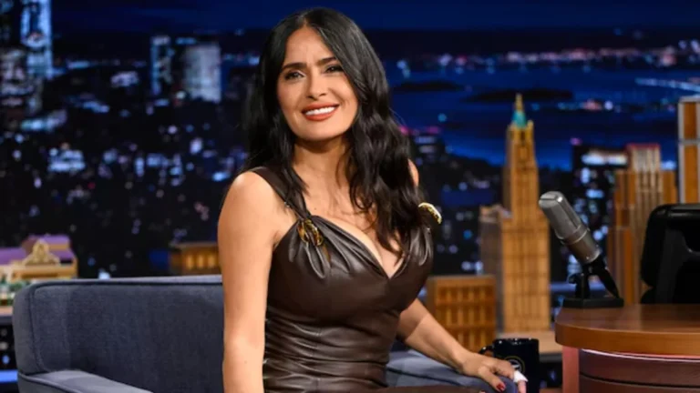 Salma Hayek comparte tierno video con sus gallinas que enamora