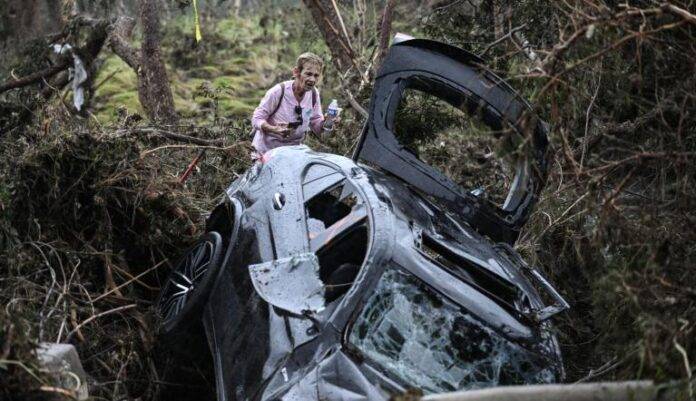 Las inundaciones repentinas en el sur y centro de Texas han dejado un rastro de tragedia. Equipos de rescate y voluntarios buscan contrarreloj a decenas de desaparecidos, mientras el número de fallecidos asciende a 59. La emergencia afecta particularmente a un grupo de niñas que acampaban a la orilla de un río. La búsqueda implacable de los desaparecidos Equipos de rescate prosiguen la búsqueda de los desaparecidos en Texas. La tarea se realiza contrarreloj. Ciudadanos se han unido a las autoridades en el esfuerzo. Entre los desaparecidos se encuentran 27 niñas de un grupo cristiano que acampaban a la orilla del río Guadalupe. El campamento devastado El gobernador de Texas, Greg Abbott, visitó la zona afectada. Indicó que unas 750 niñas se encontraban en el campamento Mystic cuando el río se desbordó. Describió el lugar como "devastado de una forma que no había visto en ningún desastre natural". Según Abbott, "la altura a la que el agua corría llegó a la parte superior de las cabañas". El propietario y director de Mystic fue uno de los fallecidos por las inundaciones. Dentro de una cabaña en Camp Mystic se podían observar mantas, osos de peluche y pertenencias de las niñas recubiertos de barro. La fuerza de la corriente rompió las ventanas. Declaraciones oficiales y reacciones El gobernador adjunto de Texas, Dan Patrick, informó a la cadena Fox News que "todavía hay fuertes precipitaciones". Confirmó que el balance es ahora de 59 fallecidos. "Tristemente, prevemos que siga subiendo", añadió Patrick. El papa León XIV envió sus condolencias a las familias de las víctimas. Desde el Vaticano, durante el rezo del ángelus, expresó: "Oramos por ellos". La secretaria de Seguridad Nacional, Kristi Noem, aseguró que el presidente Donald Trump quiere "mejorar las tecnologías" del organismo de previsiones meteorológicas, la Administración Nacional Oceánica y Atmosférica (NOAA). "Tenemos que renovar ese sistema anticuado", dijo la funcionaria en una rueda de prensa. Te puede interesar: Lluvias Torrenciales Mexico En Alerta Por Fuertes Lluvias Del 16 Al 19 De Junio Segun Smn Contexto y previsiones Las inundaciones repentinas son recurrentes en el sur y centro de Texas. La zona donde se produjo el diluvio se conoce como "callejón de las inundaciones repentinas". El suelo carece de las condiciones adecuadas para absorber el agua de las lluvias torrenciales. El viernes, el río Guadalupe creció unos ocho metros en 45 minutos. Esto se debió a la caída de más de 300 milímetros de lluvia durante la noche. Alerta meteorológica El Servicio Meteorológico Nacional (NWS) advirtió del riesgo de nuevos diluvios el domingo. Se esperan lluvias torrenciales en zonas con suelo ya saturado. Podrían caer entre 50 y 100 milímetros adicionales de lluvia, con bolsones aislados de cerca de 250 milímetros. "Es muy difícil prever exactamente donde ocurrirán las precipitaciones más fuertes", señaló el servicio meteorológico en su boletín. Testimonio local y perspectiva científica Gerardo Martínez, un vecino de 61 años, relató la intensidad de la inundación. "El agua llegaba hasta la copa de los árboles. Unos 10 metros más o menos", explicó. Describió cómo "coches y casas enteras se iban río abajo". Científicos y agencias de gestión de catástrofes han criticado al presidente Donald Trump. Señalan recortes de financiación y personal en la NOAA. Científicos alertan que los fenómenos meteorológicos extremos son cada vez más comunes e intensos. Los vinculan al cambio climático causado por el hombre. Mientras la búsqueda de vidas continúa en Texas, la tragedia reabre el debate sobre la preparación ante desastres naturales y el impacto del cambio climático.