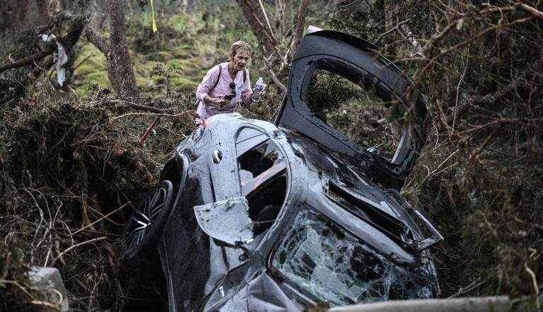 Las inundaciones repentinas en el sur y centro de Texas han dejado un rastro de tragedia. Equipos de rescate y voluntarios buscan contrarreloj a decenas de desaparecidos, mientras el número de fallecidos asciende a 59. La emergencia afecta particularmente a un grupo de niñas que acampaban a la orilla de un río. La búsqueda implacable de los desaparecidos Equipos de rescate prosiguen la búsqueda de los desaparecidos en Texas. La tarea se realiza contrarreloj. Ciudadanos se han unido a las autoridades en el esfuerzo. Entre los desaparecidos se encuentran 27 niñas de un grupo cristiano que acampaban a la orilla del río Guadalupe. El campamento devastado El gobernador de Texas, Greg Abbott, visitó la zona afectada. Indicó que unas 750 niñas se encontraban en el campamento Mystic cuando el río se desbordó. Describió el lugar como "devastado de una forma que no había visto en ningún desastre natural". Según Abbott, "la altura a la que el agua corría llegó a la parte superior de las cabañas". El propietario y director de Mystic fue uno de los fallecidos por las inundaciones. Dentro de una cabaña en Camp Mystic se podían observar mantas, osos de peluche y pertenencias de las niñas recubiertos de barro. La fuerza de la corriente rompió las ventanas. Declaraciones oficiales y reacciones El gobernador adjunto de Texas, Dan Patrick, informó a la cadena Fox News que "todavía hay fuertes precipitaciones". Confirmó que el balance es ahora de 59 fallecidos. "Tristemente, prevemos que siga subiendo", añadió Patrick. El papa León XIV envió sus condolencias a las familias de las víctimas. Desde el Vaticano, durante el rezo del ángelus, expresó: "Oramos por ellos". La secretaria de Seguridad Nacional, Kristi Noem, aseguró que el presidente Donald Trump quiere "mejorar las tecnologías" del organismo de previsiones meteorológicas, la Administración Nacional Oceánica y Atmosférica (NOAA). "Tenemos que renovar ese sistema anticuado", dijo la funcionaria en una rueda de prensa. Te puede interesar: Lluvias Torrenciales Mexico En Alerta Por Fuertes Lluvias Del 16 Al 19 De Junio Segun Smn Contexto y previsiones Las inundaciones repentinas son recurrentes en el sur y centro de Texas. La zona donde se produjo el diluvio se conoce como "callejón de las inundaciones repentinas". El suelo carece de las condiciones adecuadas para absorber el agua de las lluvias torrenciales. El viernes, el río Guadalupe creció unos ocho metros en 45 minutos. Esto se debió a la caída de más de 300 milímetros de lluvia durante la noche. Alerta meteorológica El Servicio Meteorológico Nacional (NWS) advirtió del riesgo de nuevos diluvios el domingo. Se esperan lluvias torrenciales en zonas con suelo ya saturado. Podrían caer entre 50 y 100 milímetros adicionales de lluvia, con bolsones aislados de cerca de 250 milímetros. "Es muy difícil prever exactamente donde ocurrirán las precipitaciones más fuertes", señaló el servicio meteorológico en su boletín. Testimonio local y perspectiva científica Gerardo Martínez, un vecino de 61 años, relató la intensidad de la inundación. "El agua llegaba hasta la copa de los árboles. Unos 10 metros más o menos", explicó. Describió cómo "coches y casas enteras se iban río abajo". Científicos y agencias de gestión de catástrofes han criticado al presidente Donald Trump. Señalan recortes de financiación y personal en la NOAA. Científicos alertan que los fenómenos meteorológicos extremos son cada vez más comunes e intensos. Los vinculan al cambio climático causado por el hombre. Mientras la búsqueda de vidas continúa en Texas, la tragedia reabre el debate sobre la preparación ante desastres naturales y el impacto del cambio climático.