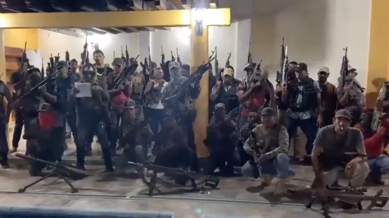 Pánico en Michoacán: Grupos armados asedian comunidades