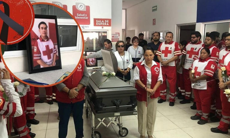 La Cruz Roja confirmó la muerte de uno de sus paramédicos en Culiacán, Sinaloa. Se trata de Obed Jaír Reyes López, adscrito a la delegación Navolato, reportado como desaparecido el viernes 11 de julio y localizado horas después con heridas de bala. Reportan desaparición de paramédico Obed Jaír Reyes López, paramédico de la Cruz Roja Mexicana, fue reportado como desaparecido el viernes 11 de julio. Se encontraba fuera de servicio al momento de ser privado de la libertad. La privación ilegal de la libertad ocurrió en la comunidad de Altata, municipio de Navolato. La hora exacta no ha sido precisada por autoridades. La privación ocurrió durante la tarde del viernes. Localizado con heridas de bala Horas más tarde, el joven fue localizado en la sindicatura de Costa Rica, municipio de Culiacán. Fue encontrado con lesiones por arma de fuego en una zona rural de Costa Rica. Te puede interesar: Homicidios en Sinaloa bajan antes de llegada de Sheinbaum El traslado a un hospital se efectuó con celeridad. Sin embargo, el paramédico no sobrevivió a las heridas recibidas. El deceso fue confirmado por personal médico la misma noche del viernes. La muerte fue ratificada posteriormente por la Cruz Roja. Realizan homenaje póstumo Este fin de semana, la Cruz Roja en Navolato realizó un homenaje de cuerpo presente. El evento tuvo lugar en las instalaciones de la institución. Acudieron familiares, voluntarios, paramédicos y personal operativo de la institución. Se realizó una ceremonia, con presencia de elementos uniformados. Te puede interesar: Inversión privada en Sinaloa: Crecimiento récord supera cifra anterior Posteriormente se organizó una caravana. La caravana fue encabezada por una ambulancia institucional y un vehículo de servicios funerarios. Recorrió las calles principales de Navolato. La confirmación de su fallecimiento ha generado un profundo pesar en la comunidad de la Cruz Roja.