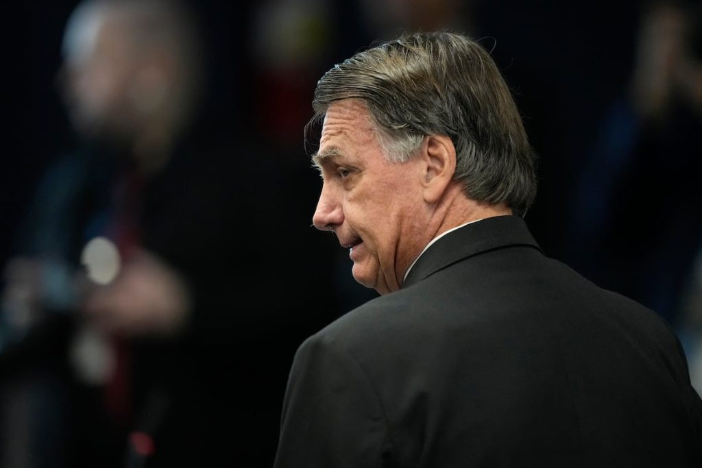 Bolsonaro: nuevas restricciones y presión internacional por juicio