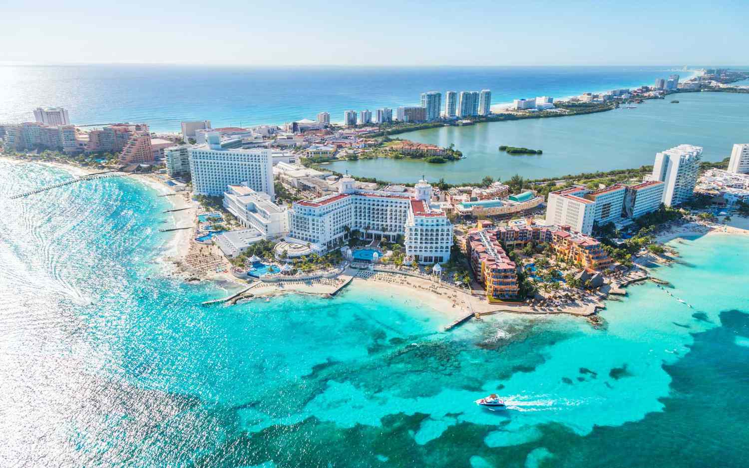 Cancún registra alta ocupación y fuerte tráfico aéreo antes del verano