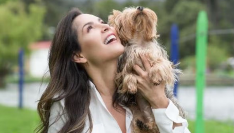 Carmen Villalobos reaparece junto a su novio tras la dolorosa pérdida de su perrito Freud