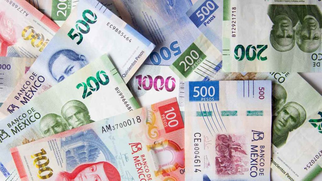 El peso mexicano avanza ante el dólar previo a la fecha límite de aranceles