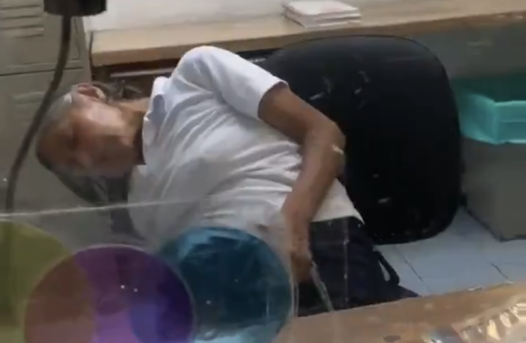 Empleada del metro de la CDMX es grabada durmiendo en horas de trabajo