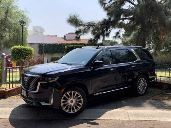 Karely Ruiz se regala Cadillac Escalade de más de 2 millones