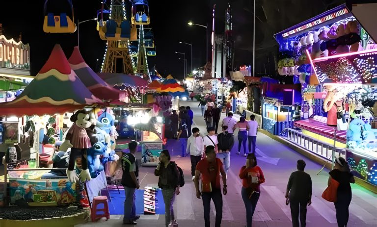 Doble emergencia: incidente en juego mecánico y apagón sacuden la Feria del Carmen en Puebla