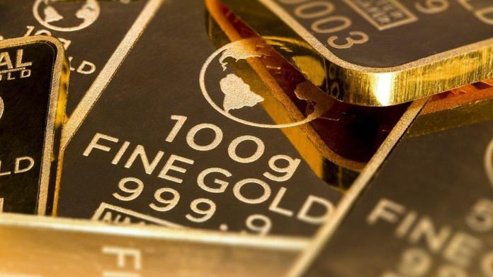 Oro en la encrucijada: Preocupaciones comerciales y la Fed bajo presión