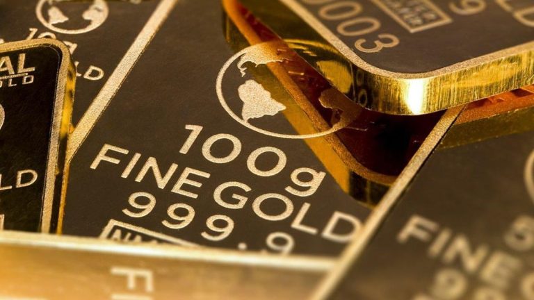 Oro en la encrucijada: Preocupaciones comerciales y la Fed bajo presión