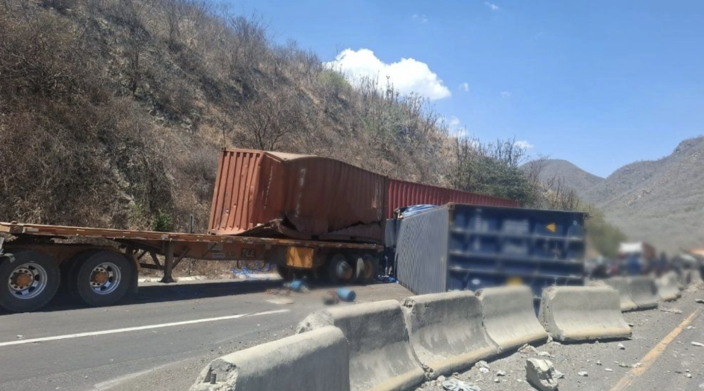 Tráiler de doble remolque se vuelca en autopista Colima-Manzanillo; conductor grave
